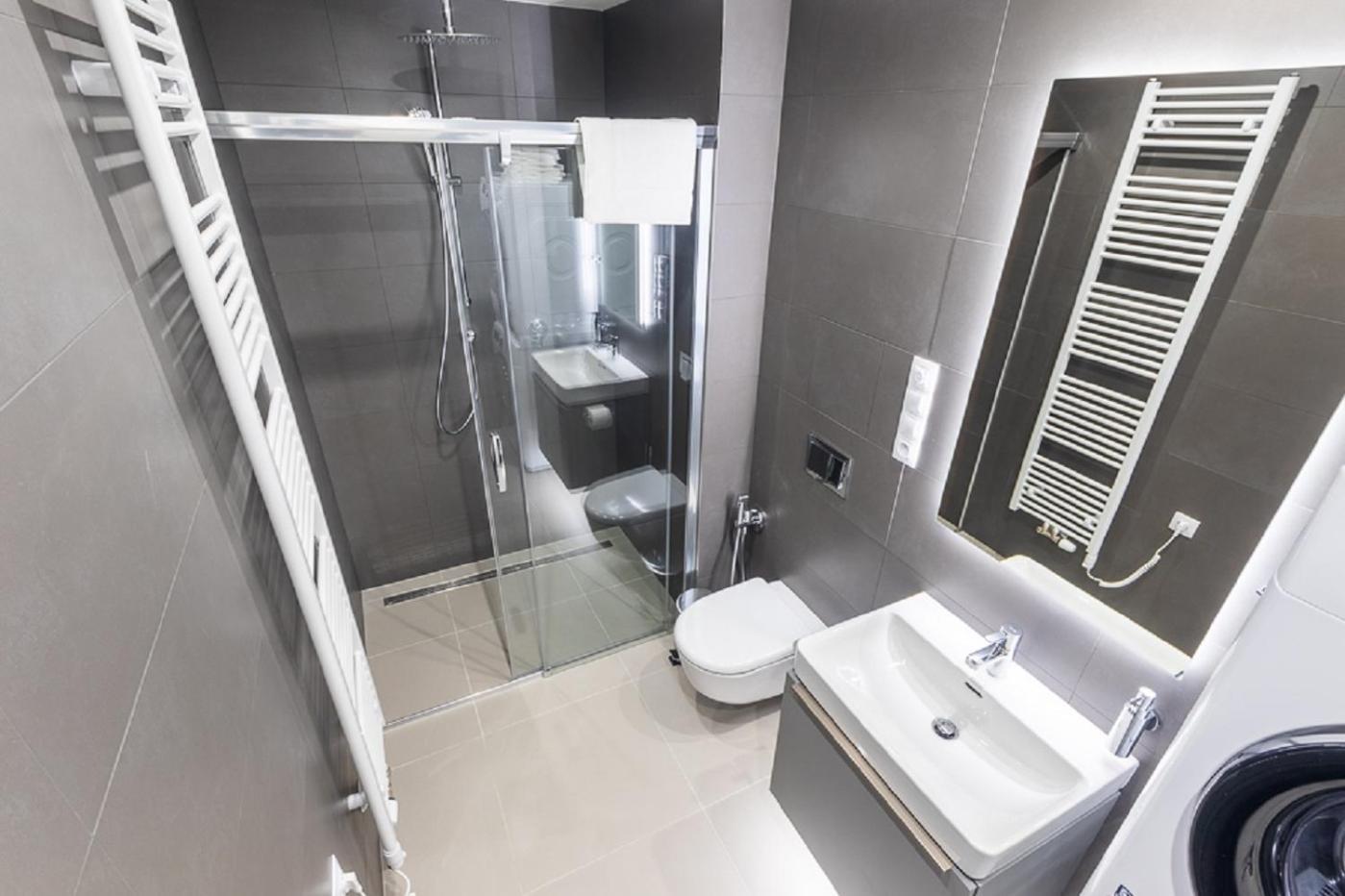 4 Room, 2 Bath, Parking Appartamento Praga